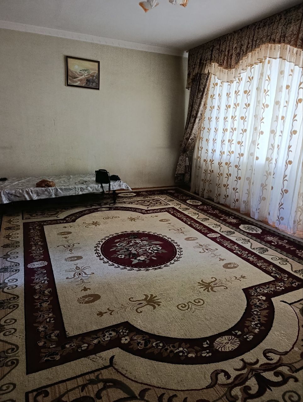 Янги бозор олдида 3 хоналик квартира йигитларга хам берилади