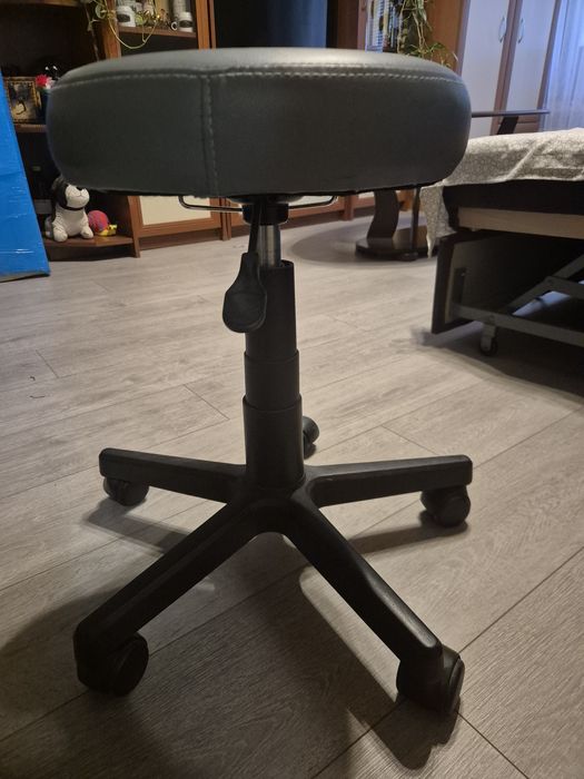 Продавам въртящ стол