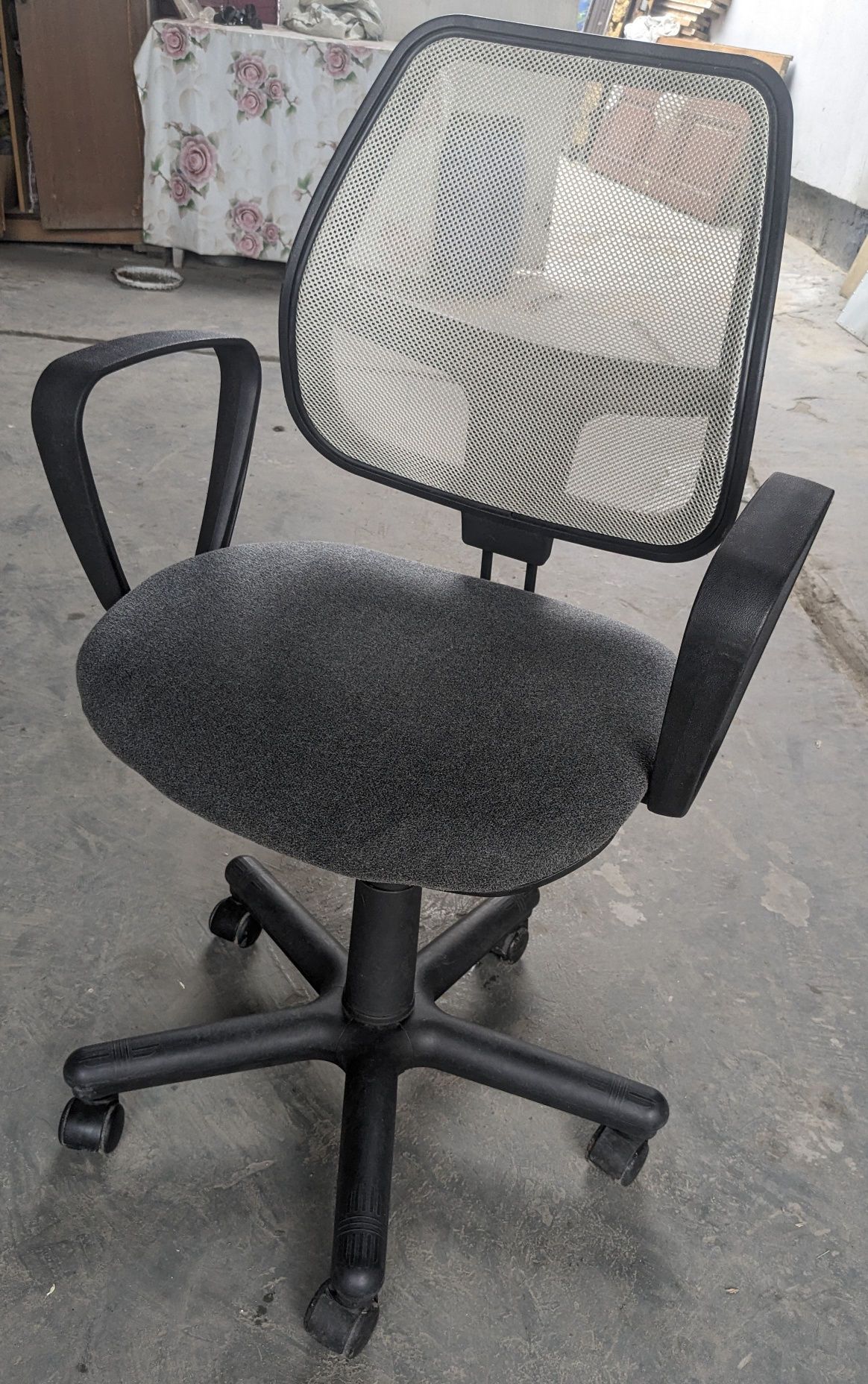 Офисные кресла на роликах