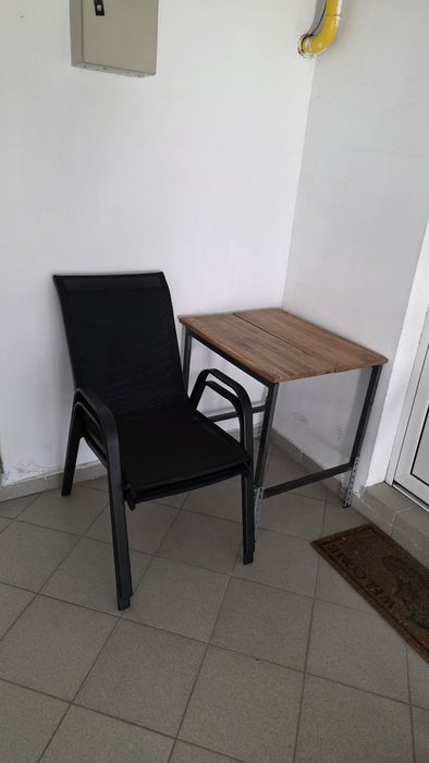 2 scaune si o masa