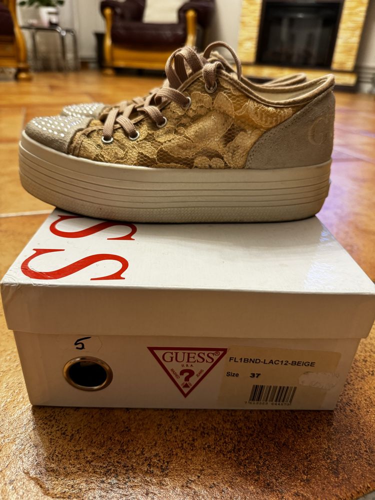 De vanzare Sneakersi marca Guess