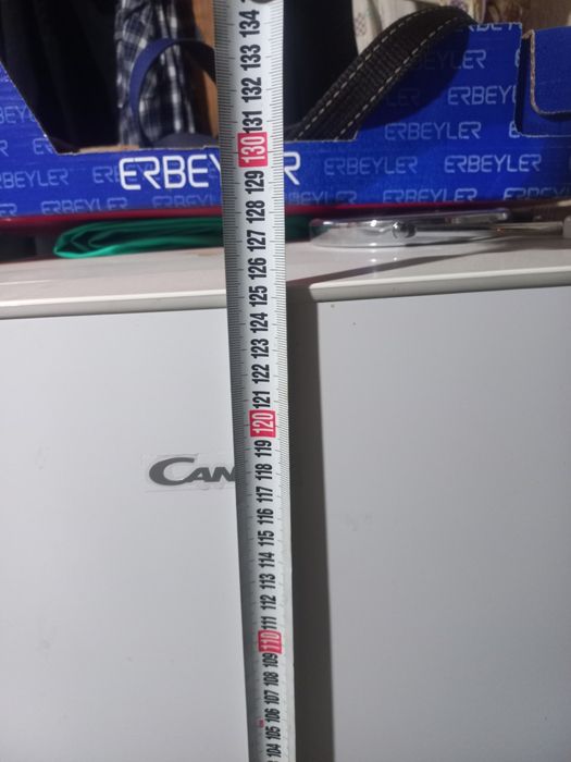 Продавам малък хладилник Candy с горна камера