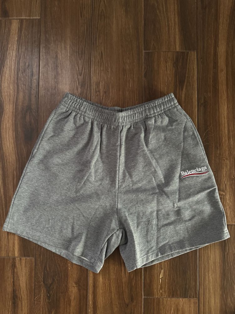 Къси панталони на Balenciaga.