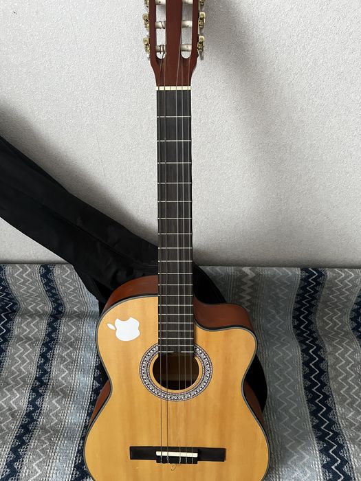 Продам гитару в отличном состоянии