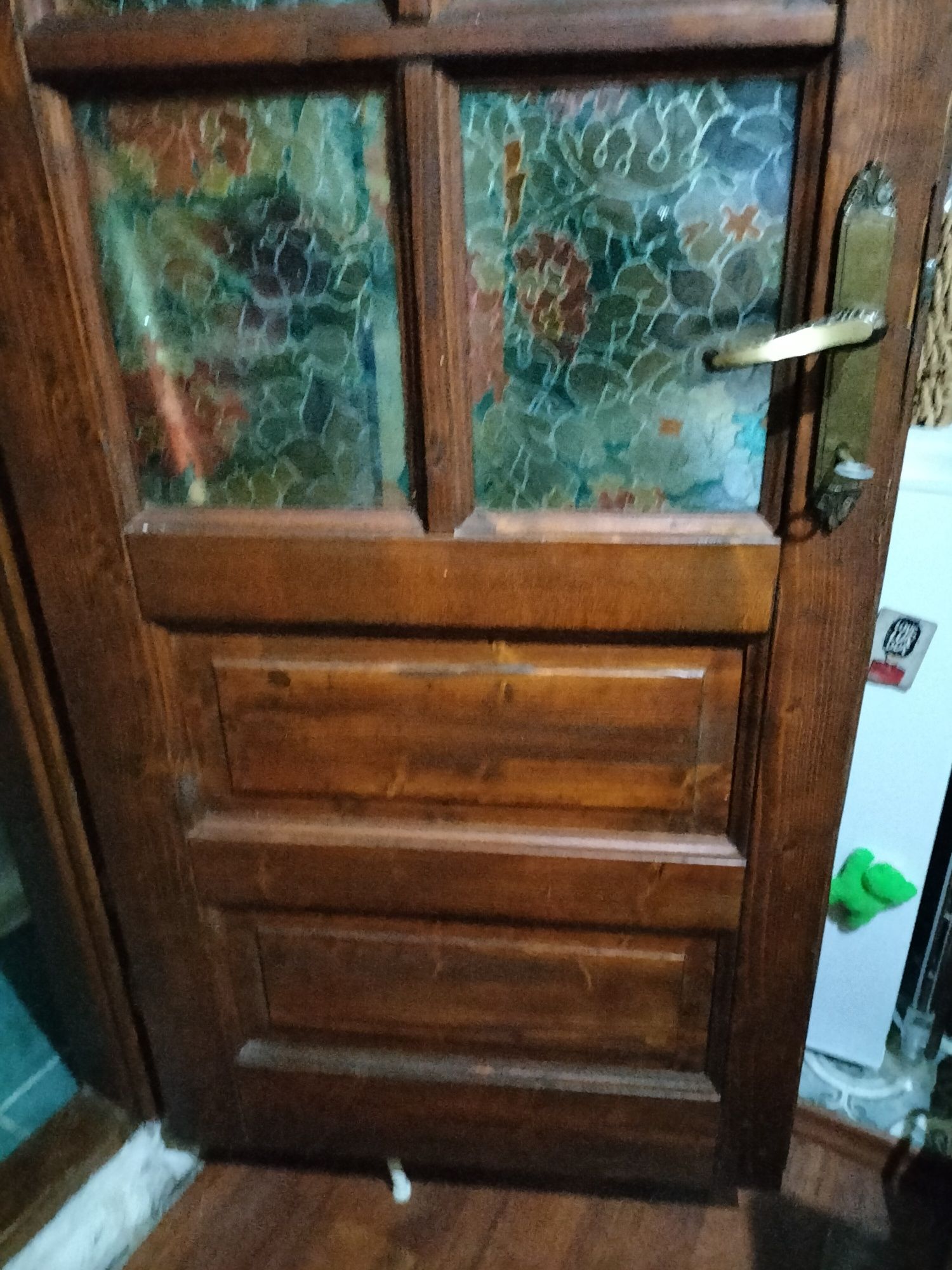 Ușa din lemn cu dimensiuni inaltime181x70