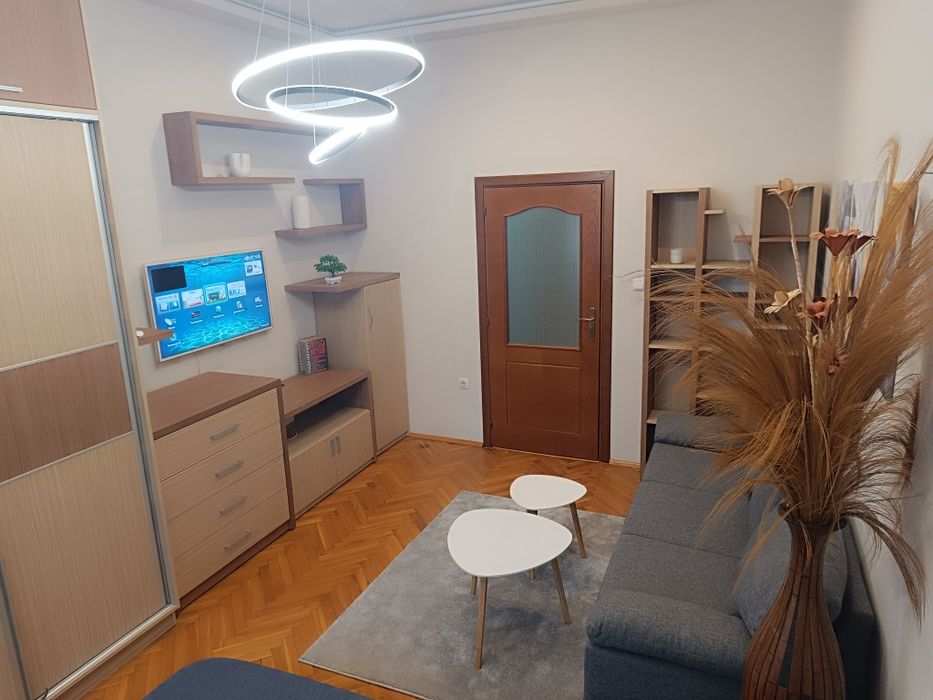Дава се под наем Тристаен апартамент в Варна, Централна поща - 75 кв.м за 600 € - Снимка #2