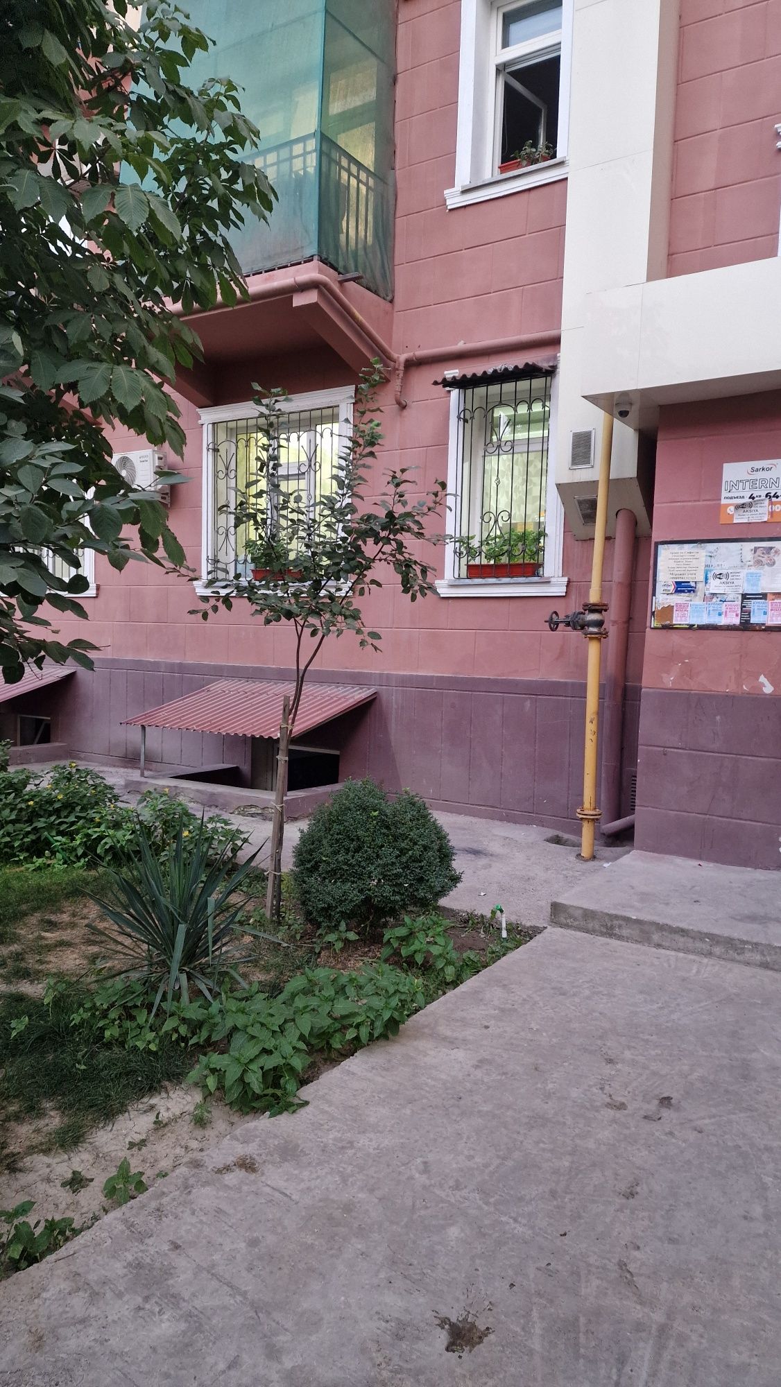 sergeli 6a  2 xona 1 etaj  uy sotiladi