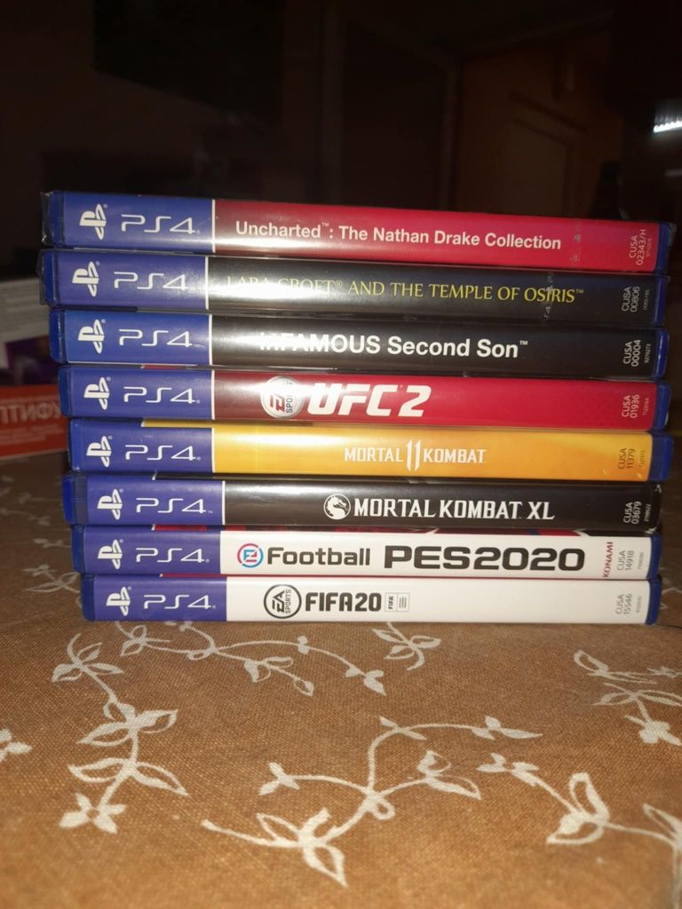 PS4 slim + 8 игри = 370лв