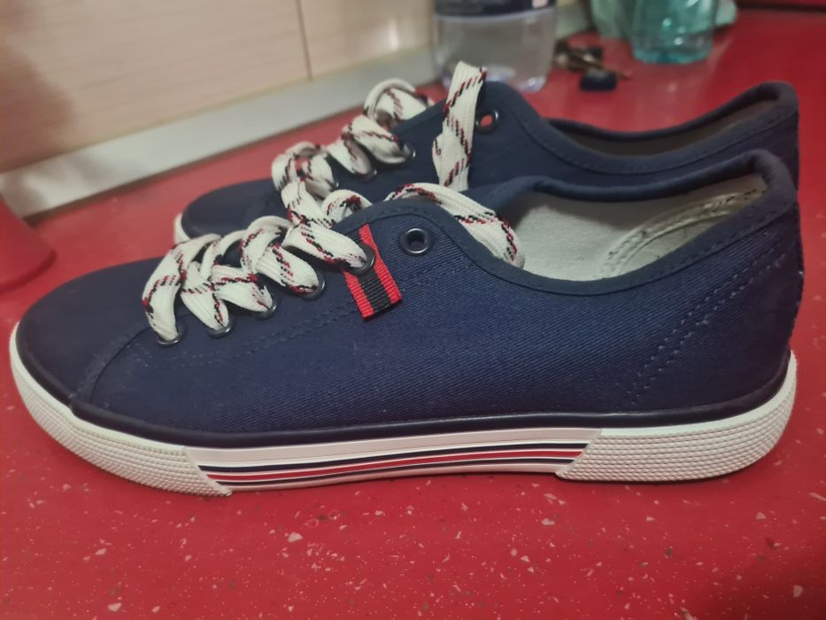 Tenesi albastri mar 38 ca noi la 40 lei Timișoara