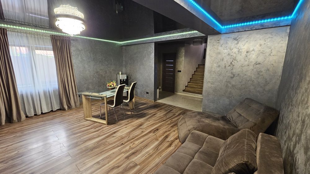 Vânzare 2 case complet utilate Moderne cu panouri solare si 3 AC Valu