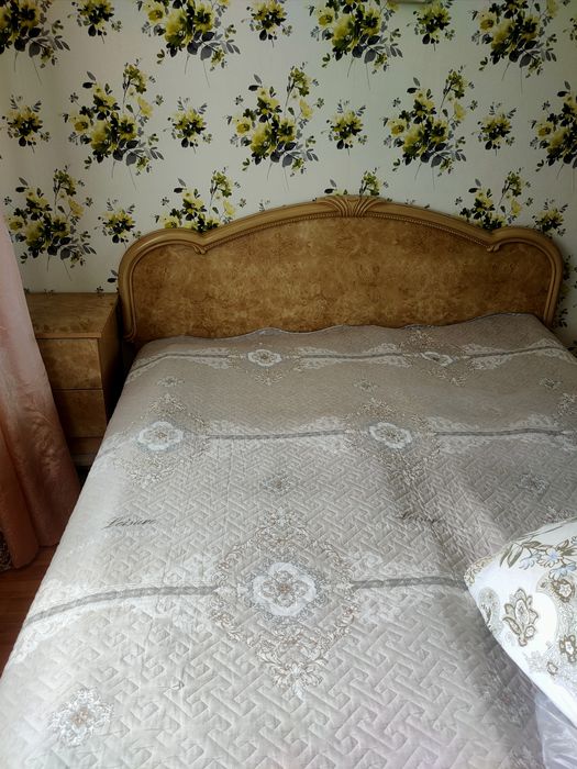 Спальный гарнитур. Кровать, шкаф и 2 тумбы. Цвет светло- коричневый.