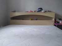 Двухспальная кровать с матрацем и шкаф с зеркалами   состоян