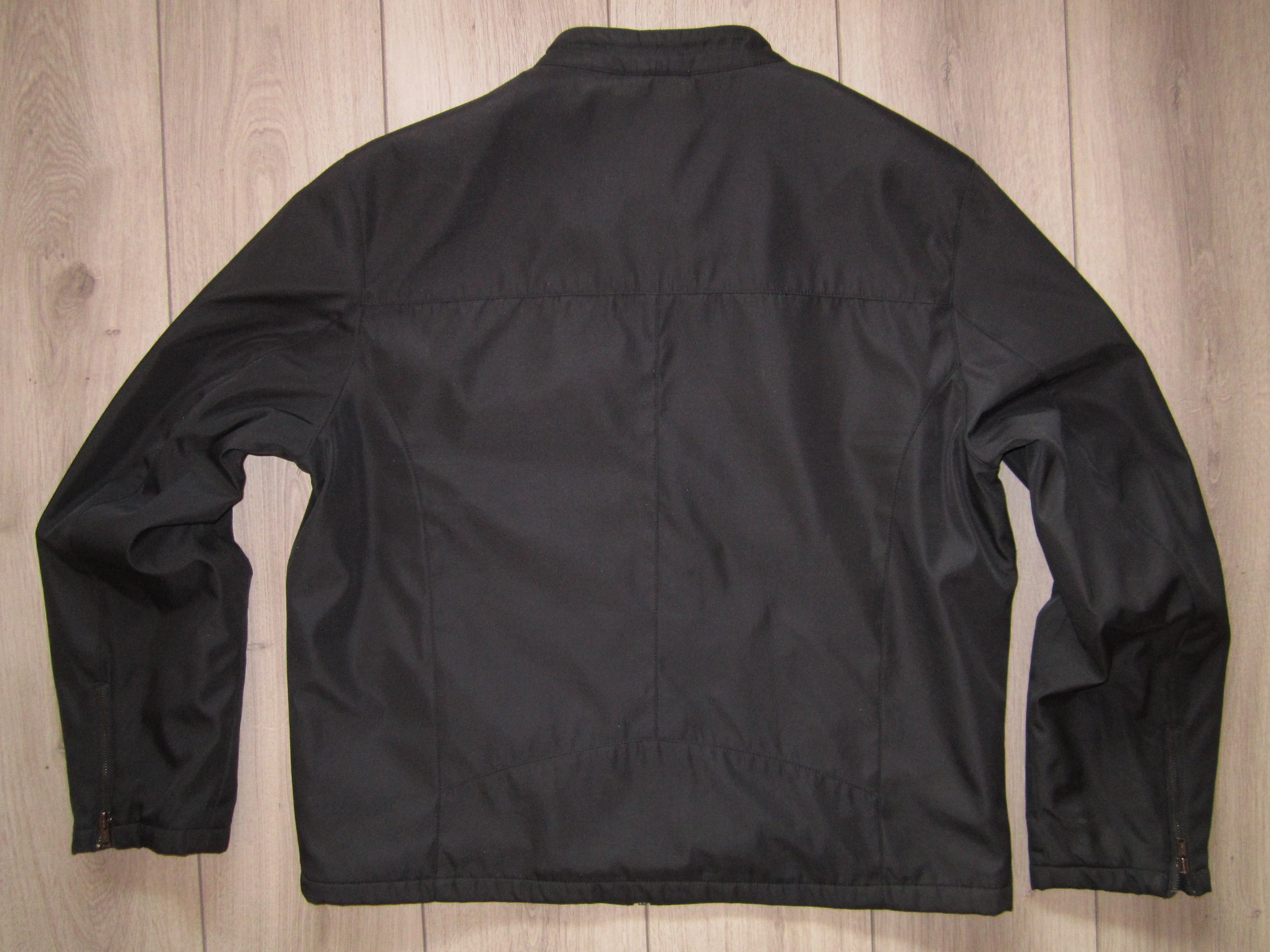 НОВО 100 % оригинално черно мъжко яке GUESS размер L / XL от САЩ