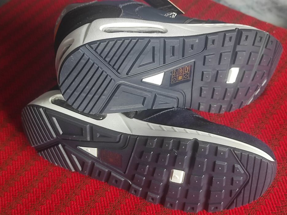 Adidasi noi nouti, cu eticheta, in cutie