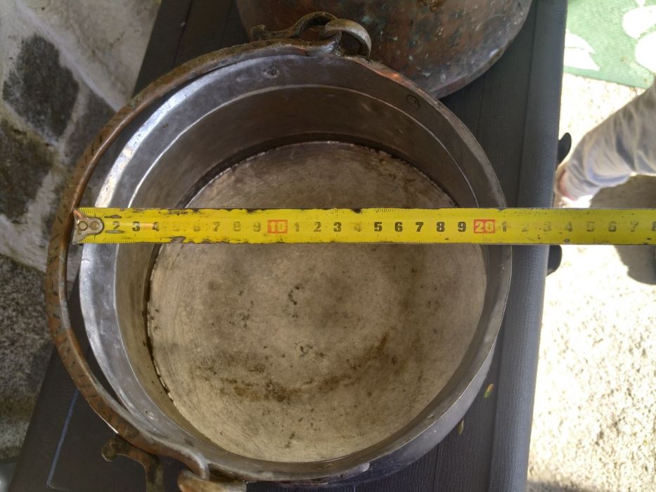 Продавам две идентични менчета много стари калайдисани за кобилица