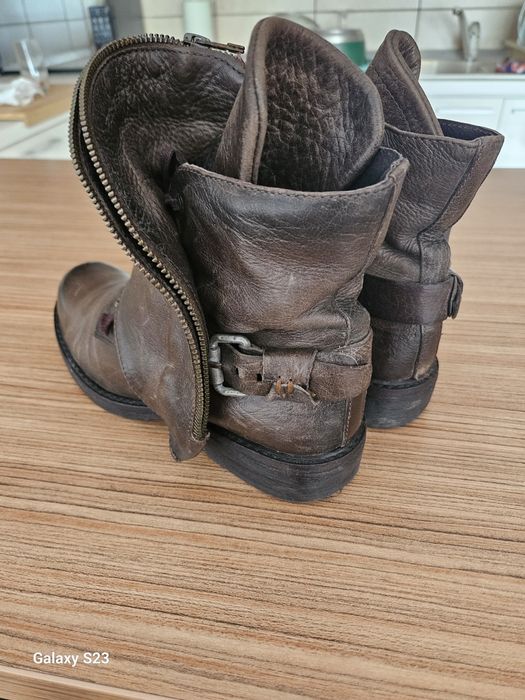 Ghete piele.marimea 38.200 lei