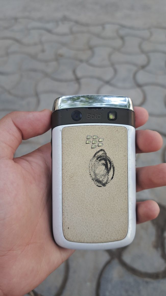 Мобильный телефон BlackBerry Bold 9900, цена договорная
