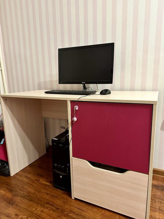 Продам писменный, компьютерный стол и 3 шкафа в хорошем состоянии
