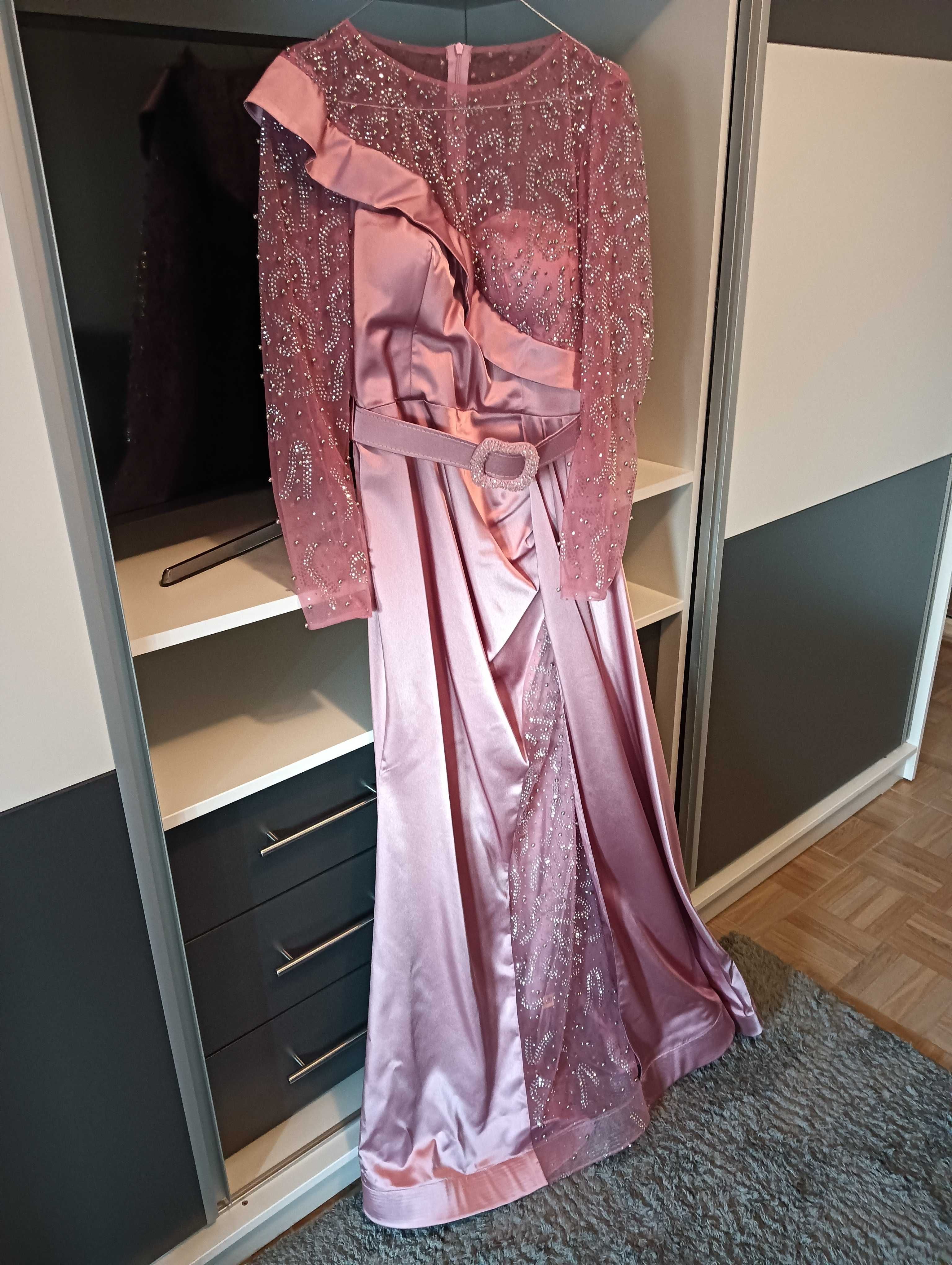 Rochie roz pudra ,măsură 38-40,se vinde.Rochia are și trena.