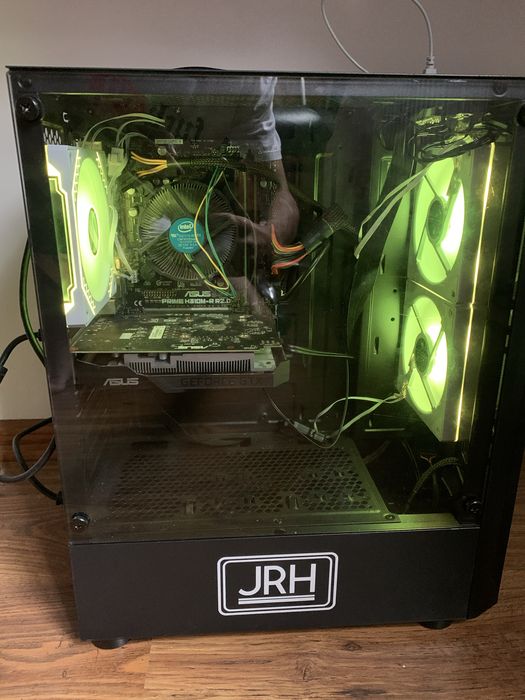 vand pc gaming  sau schimb  URGENT