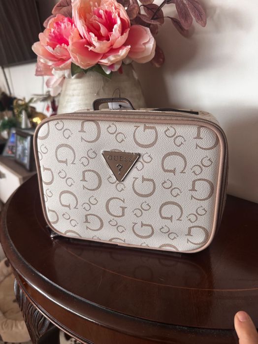 Guess чанта за тоалетни пренадлежности