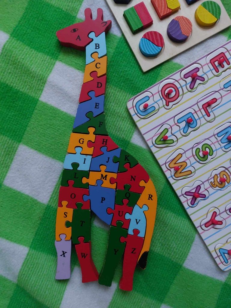 Lot de jucarii lemn şi puzzle, alfabet, forme geometrice