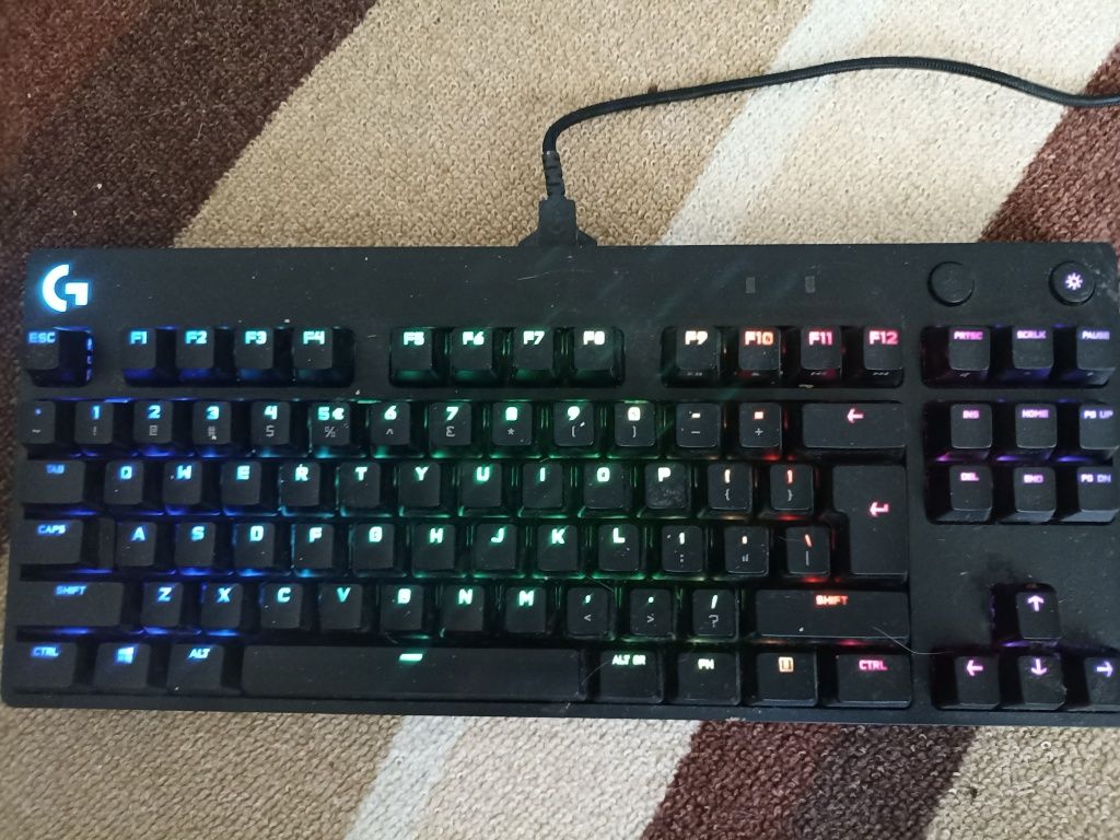 Геймърска клавиатура Logitech G Pro