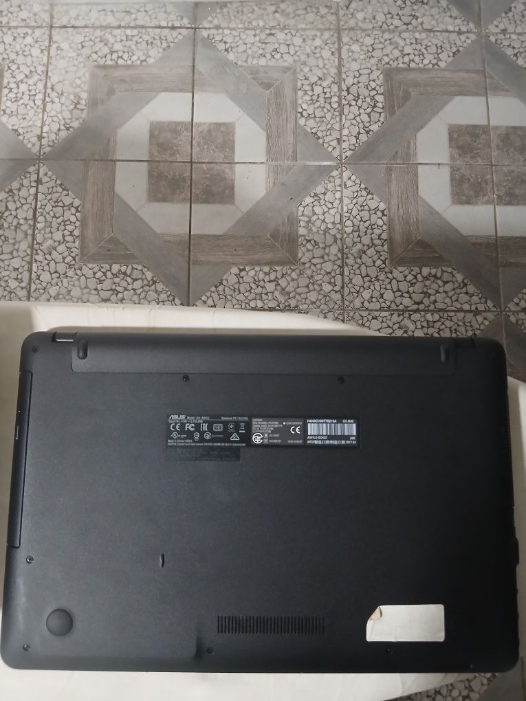 Laptop Asus I3 4 GB RAM 500 HD