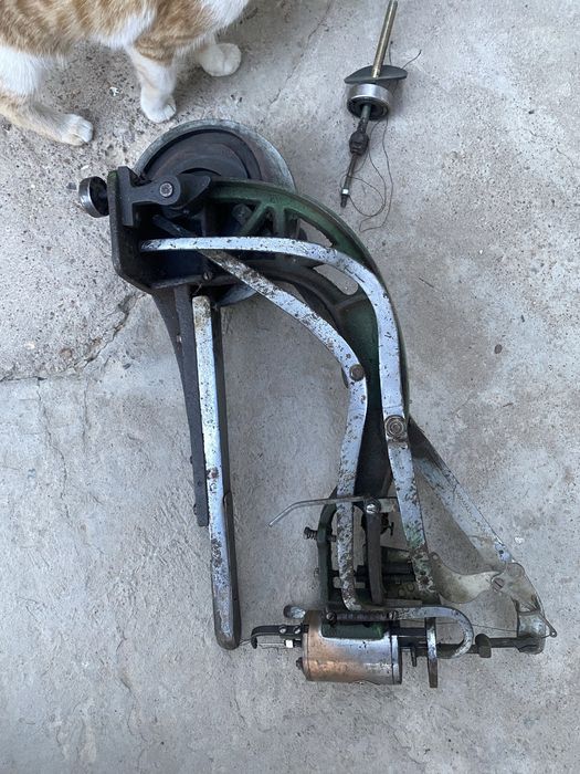 Старый механизм от швейной машины