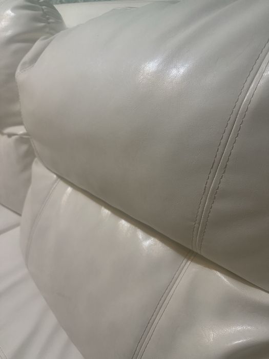 Продам угловой диван белоснежный