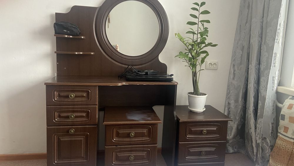 Зеркало с тумбочкамм