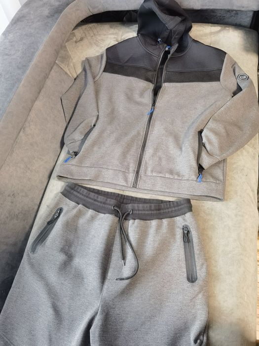 Спортен екип с черна качулка