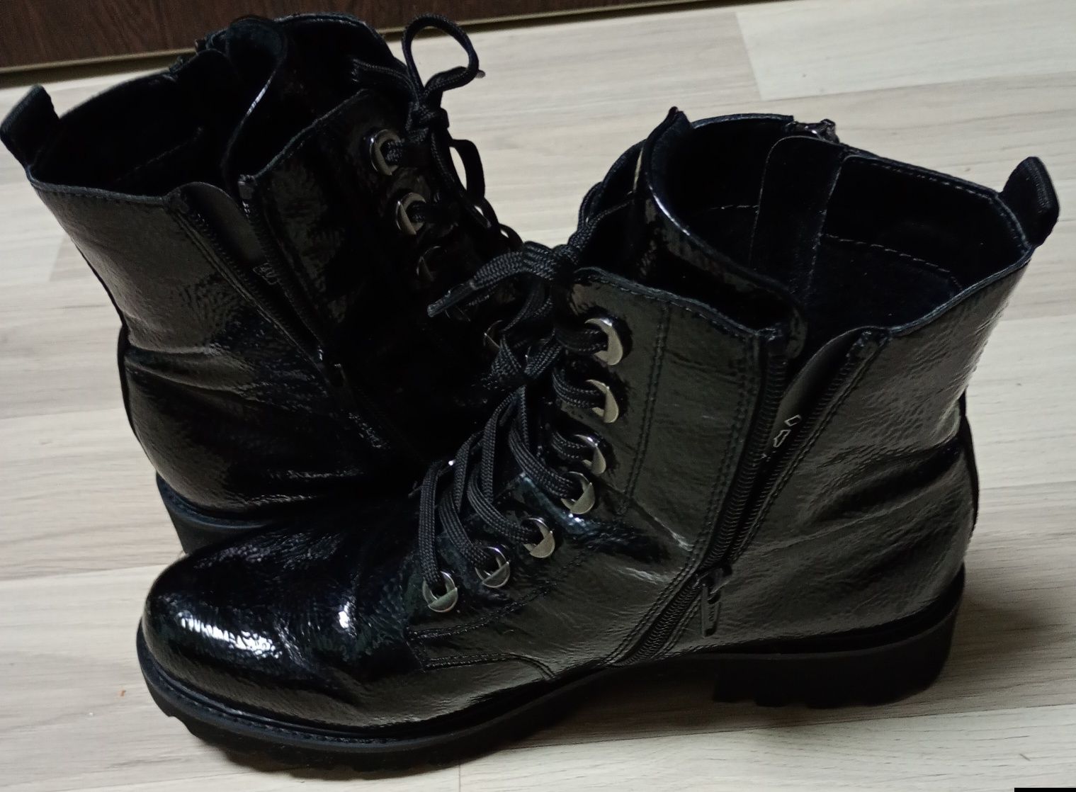 Ghete  piele lacuita