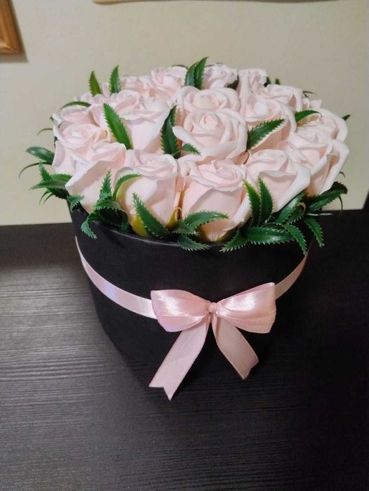 Aranjament floral în cutie – 28 trandafiri roz (artificiali)