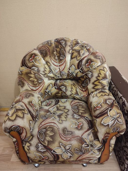 Продам уголок отдыха диван и два кресла.