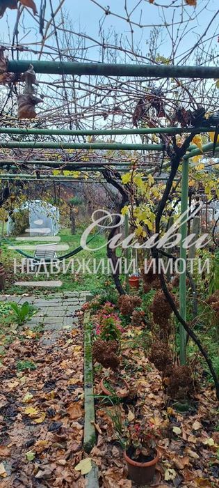 Двуетажна ТУХЛЕНА къща с ГАРАЖ - с. Мадара