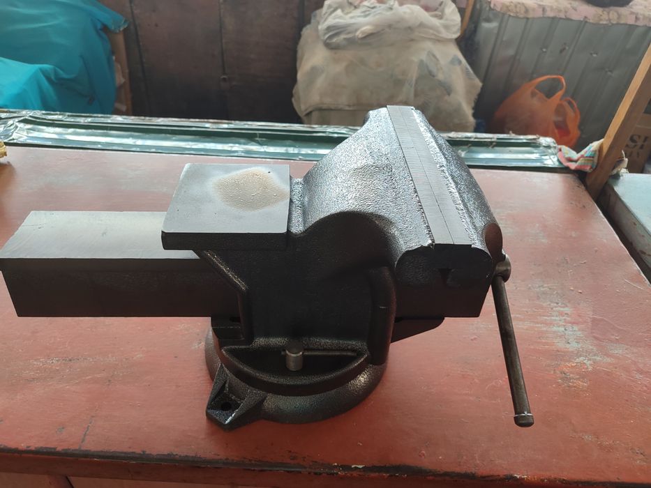 Тиски слесарные новые