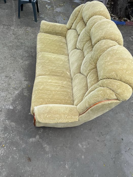 Vând canapea în stare foarte bună