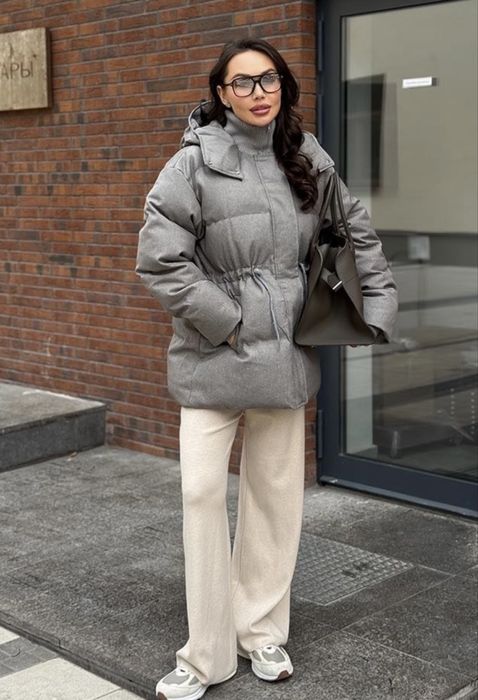 Серый пуховик тренд 2025