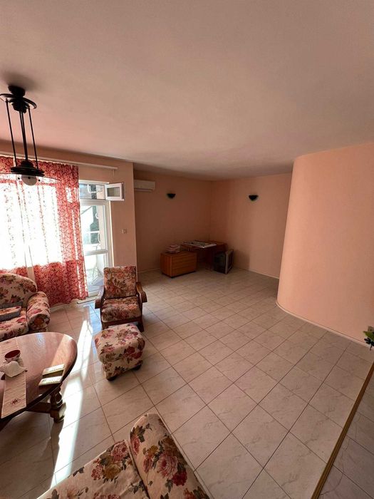 Многостаен апартамент в кв. Лазур