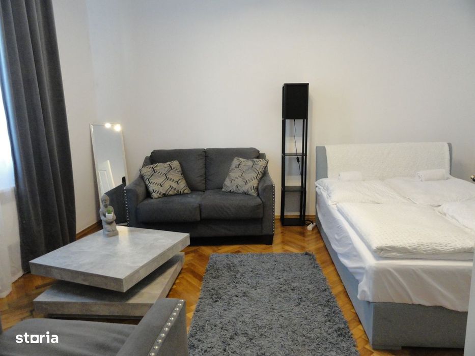 Apartament 1 camera, et. 1, pe Bdul Revolutiei vis-a-vis de Primarie