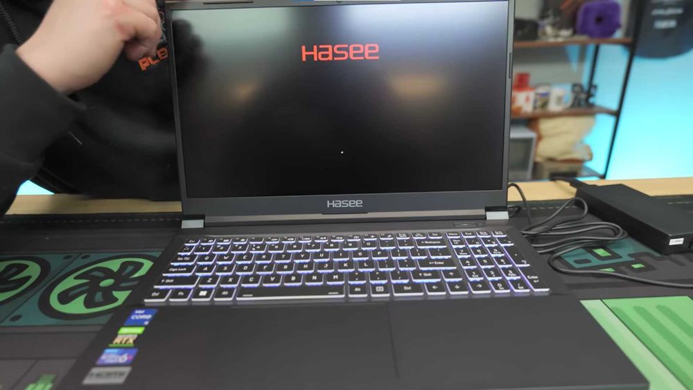 Laptop Hasee T8 Pro