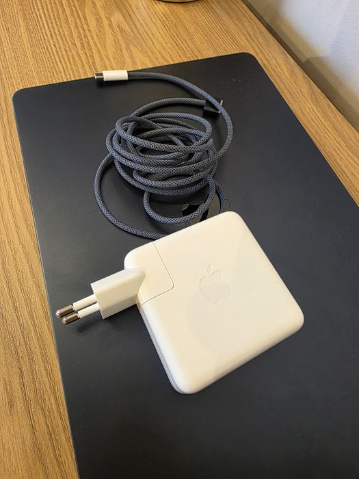 MacBook Air M2 2022 aproape nou