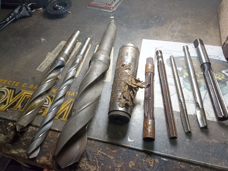 резцы  .Фрезы сверла метчики лерки