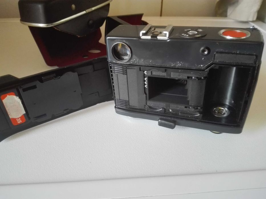 Фотоапарат AGFA , италиянски ролери и ветроупорен фенер.