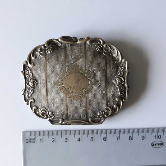 Pudrieră argintată