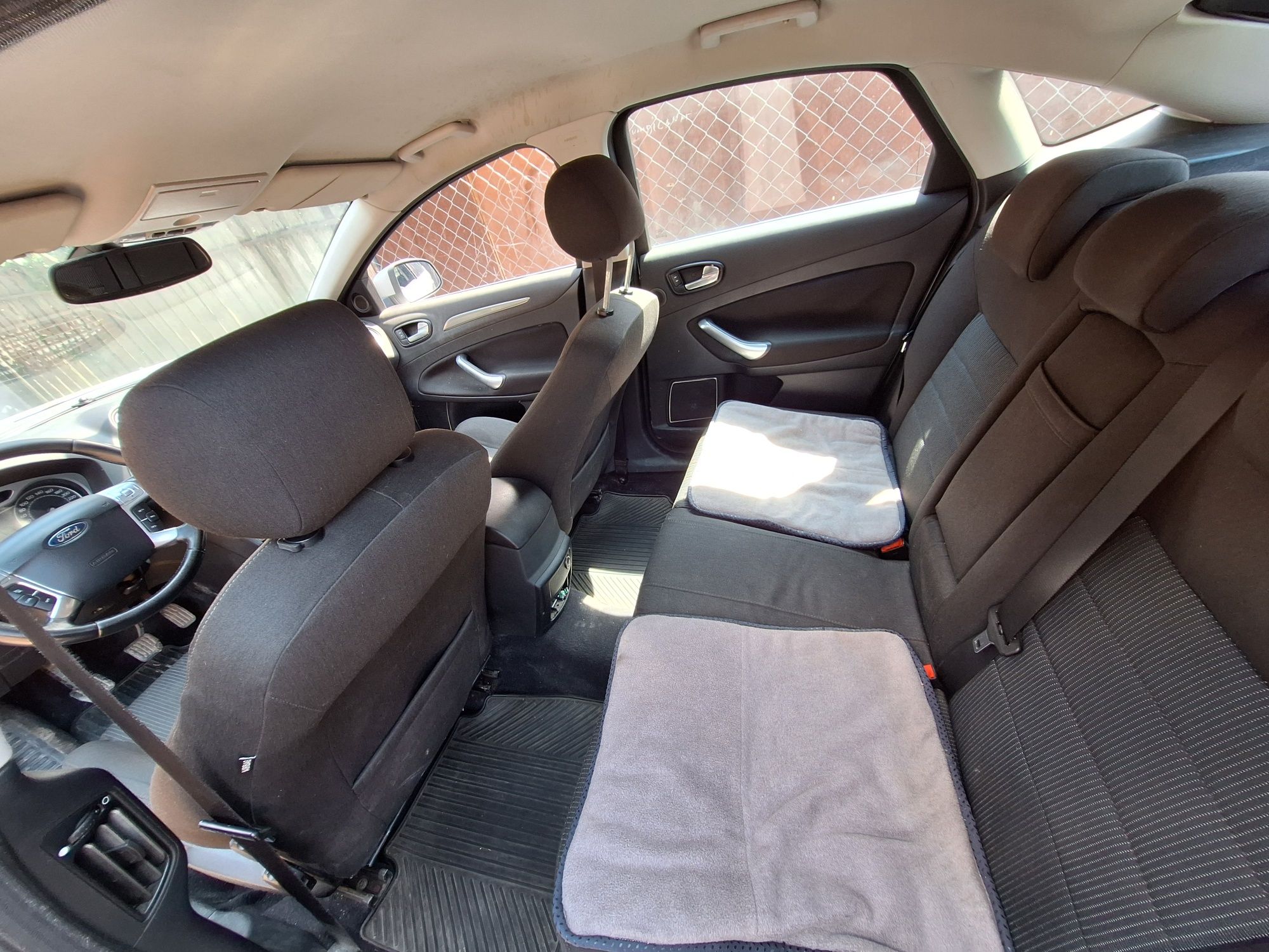 Vând Ford mondeo