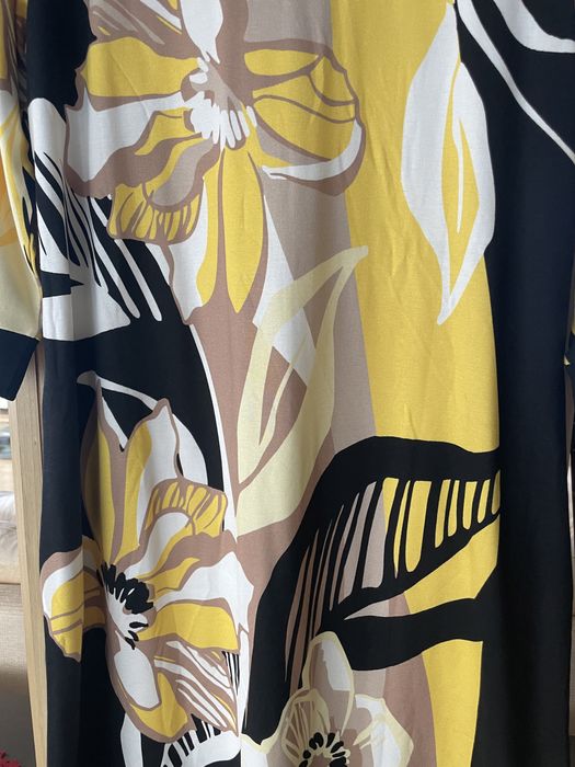 Рокля на жълти цветя