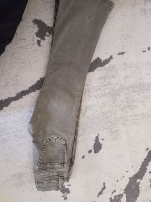 Брюкчалар сотилади .