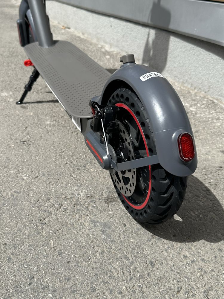 Продавам чисто нова електрическа тротинетка  T1 electric scooter